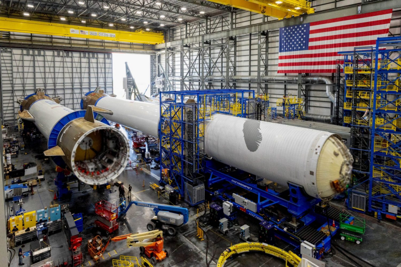  Подготовка ракеты New Glenn на предприятии Blue Origin во Флориде. Фото Blue Origin 