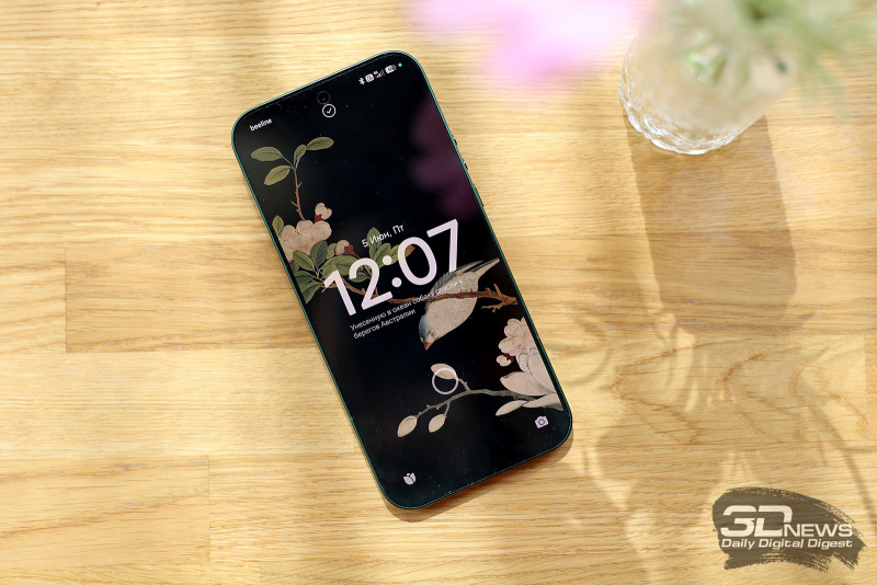  Xiaomi 17 Ultra, лицевая панель: фронтальная камера в индивидуальном отверстии по центру, над ней &mdash; прорезь разговорного динамика 