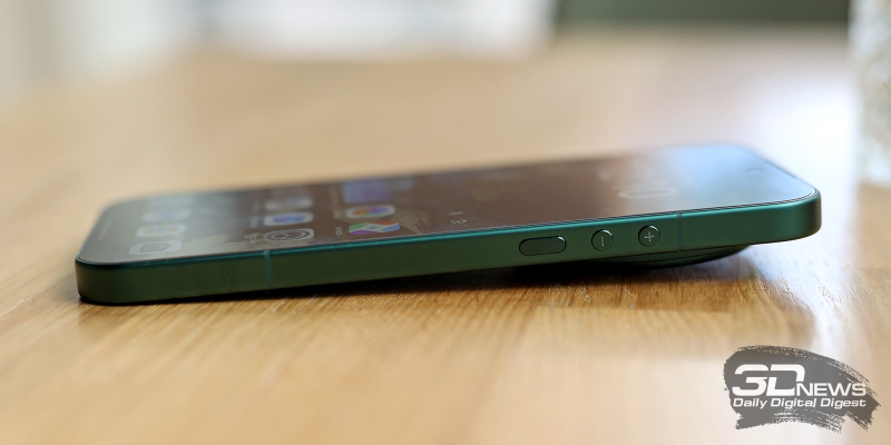  Xiaomi 17 Ultra, правая грань: клавиша питания и две клавиши регулировки громкости/спуска затвора камеры 