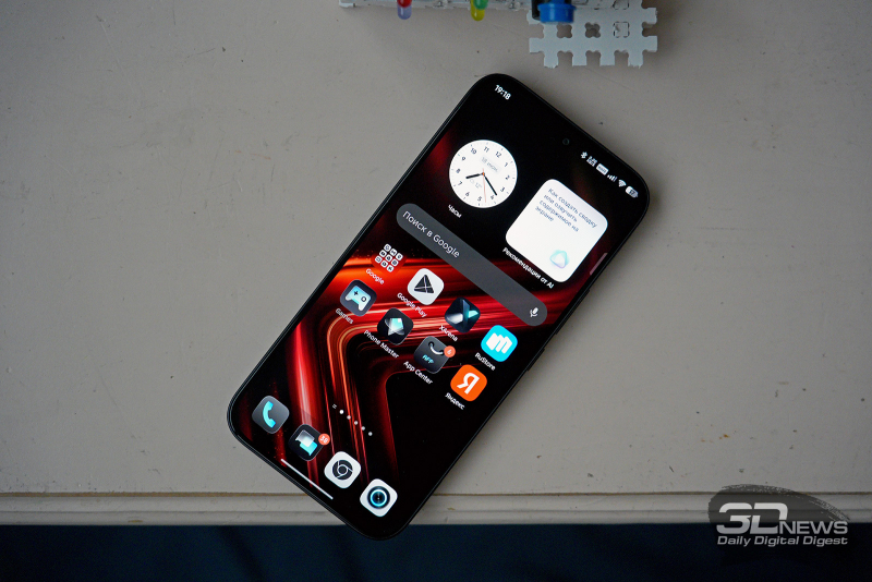  Infinix GT 50 Pro, лицевая панель: в верхней части &ndash; фронтальная камера в индивидуальном отверстии и разговорный динамик 