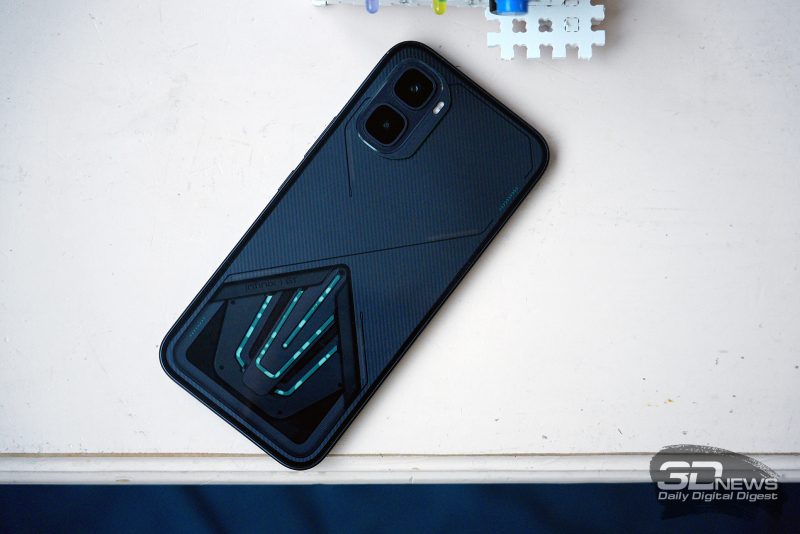  Infinix GT 50 Pro, задняя панель: слева вверху &ndash; блок с двумя камерами и двойной светодиодной вспышкой, по центру &ndash; четыре светодиода подсветки &laquo;Механические световые волны&raquo;, снизу &ndash; система жидкостного охлаждения 
