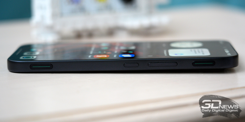  Infinix GT 50 Pro, правая грань: клавиша питания и клавиша регулировки громкости/спуска затвора камеры, а также два сенсорный триггера 