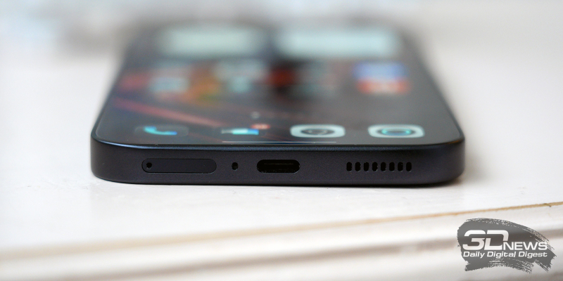  Infinix GT 50 Pro, нижняя грань: слот для SIM-карт, микрофон, порт USB Type-C, динамик 