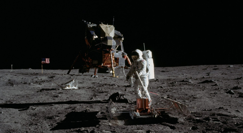  На фото пилот лунного модуля Apollo 11 Базз Олдрин во время высадки на Луну 20 июля 1969 года. Астронавт передвигается в полусогнутом положении из-за тяжелого ранца и ограничений скафандра. Его тело наклонено вперед, ноги совершают &laquo;рваные и хаотичные&raquo; движения. Фото NASA 