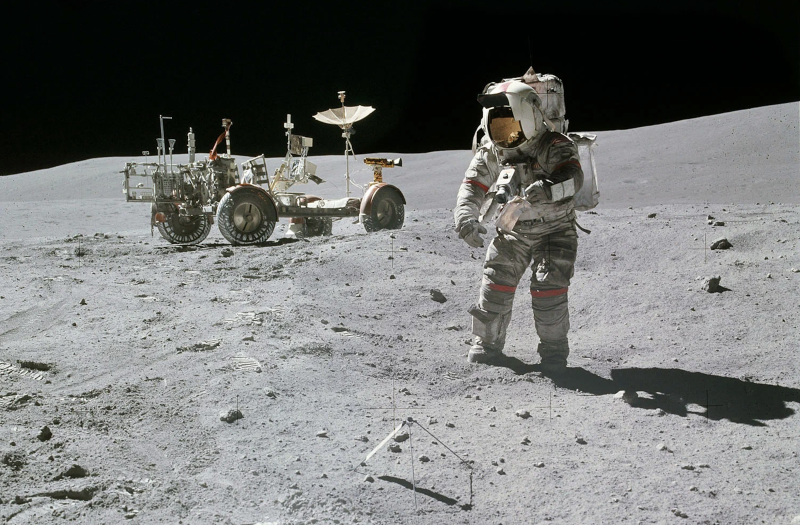  Командир миссии Apollo 16 Джон Янг на Луне у кратера Норт-Рэй. На заднем плане &mdash; лунный ровер (LRV). 23 апреля 1972 года. Фото NASA 