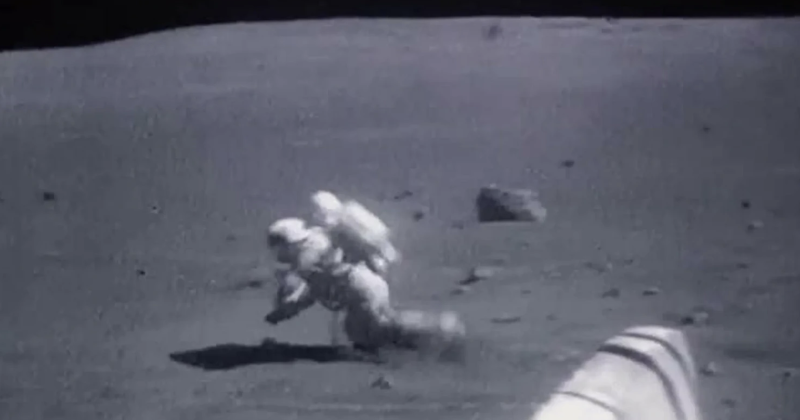  Командир Apollo 17 Юджин Сернан оказался в опасной ситуации во время своего третьего выхода на поверхность Луны 13 декабря 1972 года. На видеозаписи телетрансляции видно, как он потерял равновесие во время &laquo;передвижения прыжками кенгуру&raquo; (bunny hopping). Пытаясь добраться до лунного ровера, Сернан совершил слишком высокий прыжок, не удержал баланс при приземлении и упал вперед, проскользив по поверхности реголита. Видео NASA 