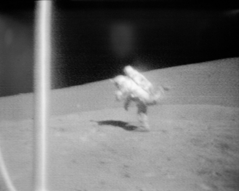  Пилот лунного модуля Apollo 17 Харрисон Шмитт теряет равновесие при сборе образцов. Долина Таурус-Литтров, декабрь 1972 года. Снимки падений в архивах NASA редки, так как хроника полётов не фокусировалась на курьёзах. Большинство инцидентов фиксировали видеокамеры и устные отчеты, а не фотоаппараты. Видеокадр NASA 