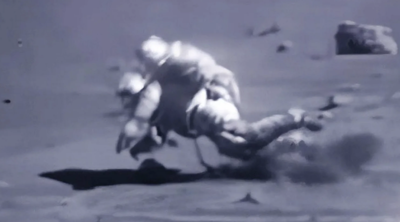  На стоп-кадре телетрансляции миссии Apollo 17 (декабрь 1972 года) пилот лунного модуля Харрисон Шмитт теряет равновесие на склоне. Снимок иллюстрирует описанную траекторию затянувшегося падения: тело астронавта плавно опускается в течение полутора-двух секунд, и он успевает вытянуть руки вперед. Эта поза подготавливает его к последующему подъему с помощью техники &laquo;отжимания с разворотом&raquo; (push-up twist). Видео NASA 