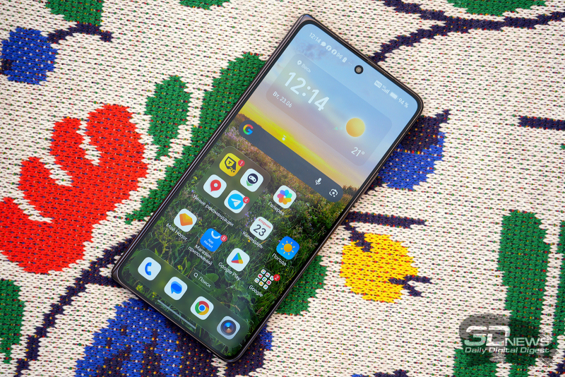  HONOR Magic V6, лицевая сторона в закрытом виде: фронтальная камера в отверстии в верхней части экрана, над ней &mdash; прорезь разговорного динамика 