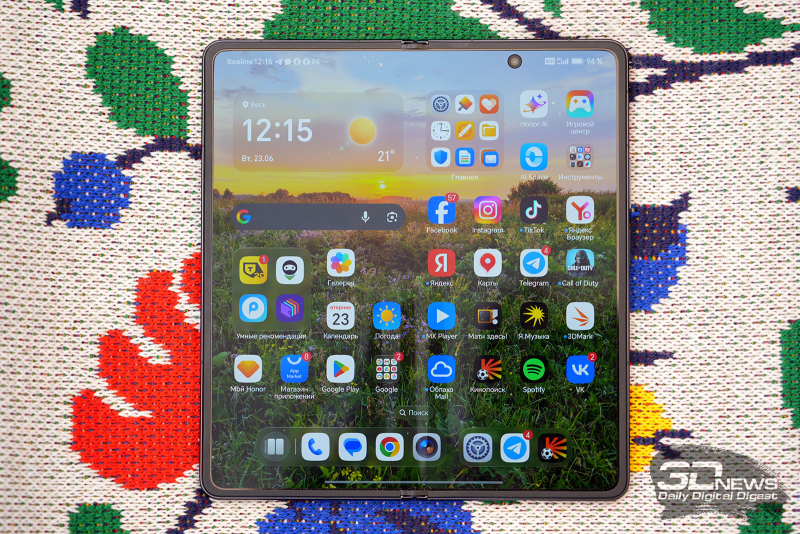  HONOR Magic V6, внутренняя часть в раскрытом виде: фронтальная камера в отверстии в верхней правой части экрана 