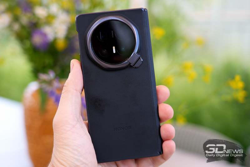  HONOR Magic V6 в комплектном чехле 