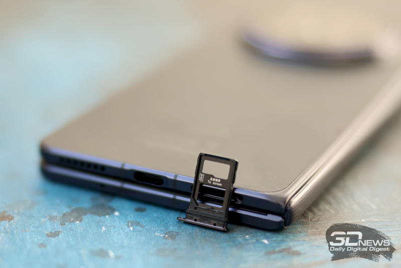  HONOR Magic V6, слот для двух карточек стандарта nano-SIM 