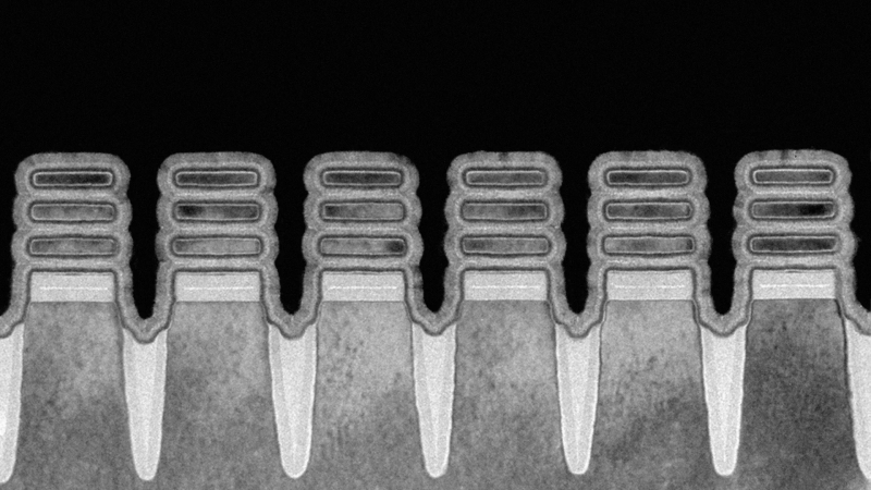  Ряд &laquo;нанолистовых&raquo; (nanosheet) GAAFET-транзисторов в разрезе, снятый сканирующим электронным микроскопом: толщина каждого из &laquo;нанолистов&raquo;, штабелёванных в данном случае по три, &mdash; честные (не маркетинговые) 2 нм (источник: IBM) 