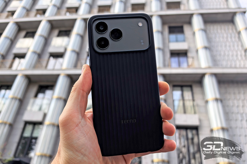  TECNO SPARK 50 в комплектном чехле 