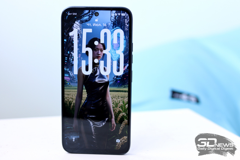  TECNO SPARK 50, лицевая панель: в верхней части экрана &mdash; отверстие с расположенной в нем фронтальной камерой, над ней &mdash; разговорный динамик, правее динамика &ndash; светодиодная вспышка 