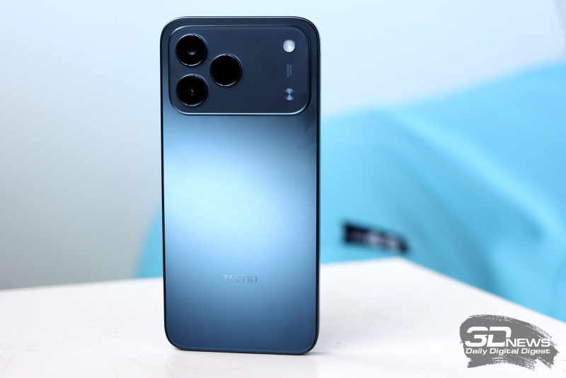  TECNO SPARK 50, задняя панель: в верхней части &ndash; камера, сенсоры и вспышка 
