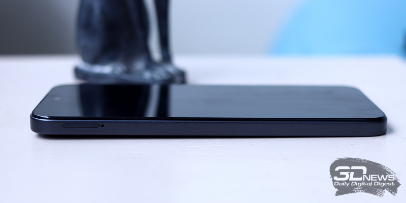  TECNO SPARK 50, левая грань: слот для SIM-карт и карты памяти 