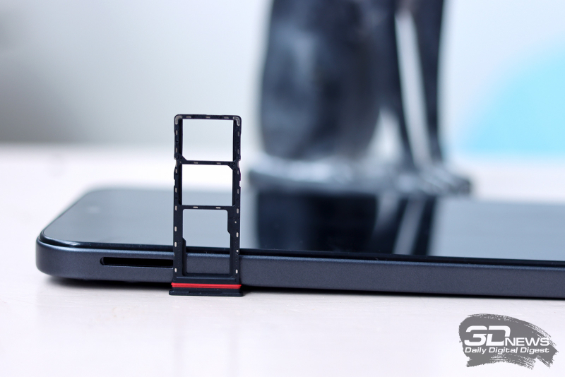  Слот для двух карточек nano-SIM и одной карточки MicroSD 