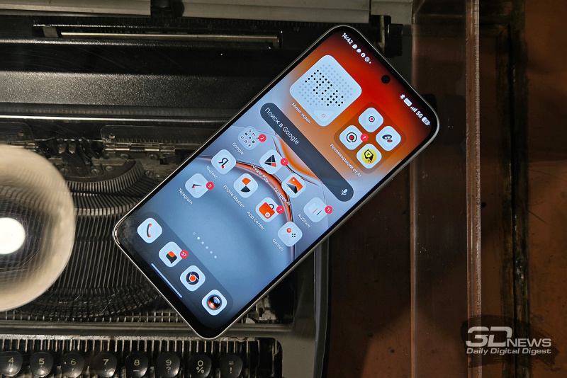  TECNO POVA 8, лицевая панель: в верхней части экрана &mdash; отверстие с расположенной в нем фронтальной камерой, над ней &mdash; разговорный динамик 