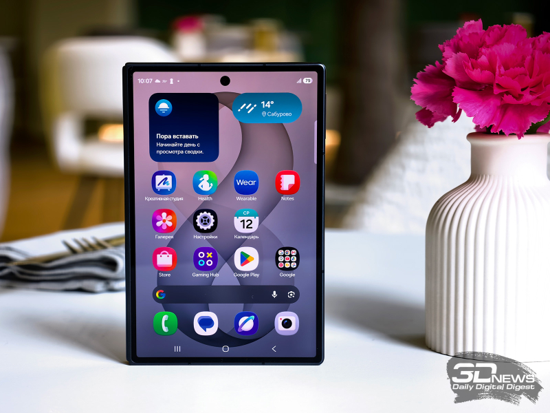  Samsung Galaxy Z Fold8, лицевая панель в сложенном положении: экран, фронтальная камера в отверстии и разговорный динамик 