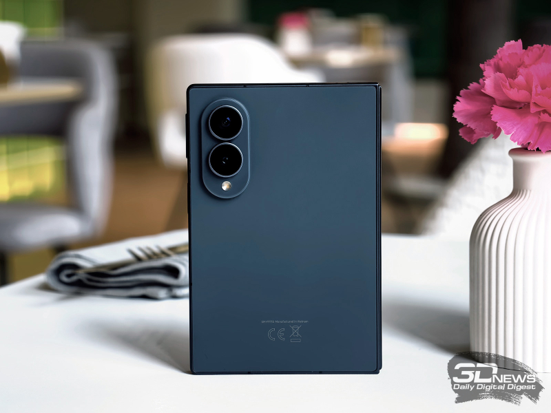  Samsung Galaxy Z Fold8, задняя панель в сложенном положении: две камеры и одинарная светодиодная вспышка 