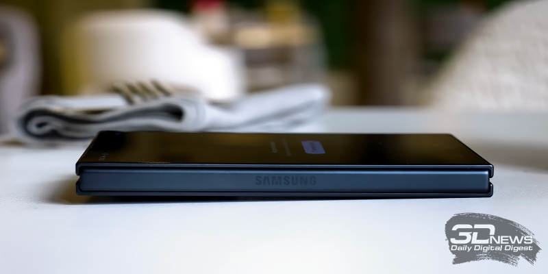  Samsung Galaxy Z Fold8 в сложенном состоянии слева, шарнир складного экрана 