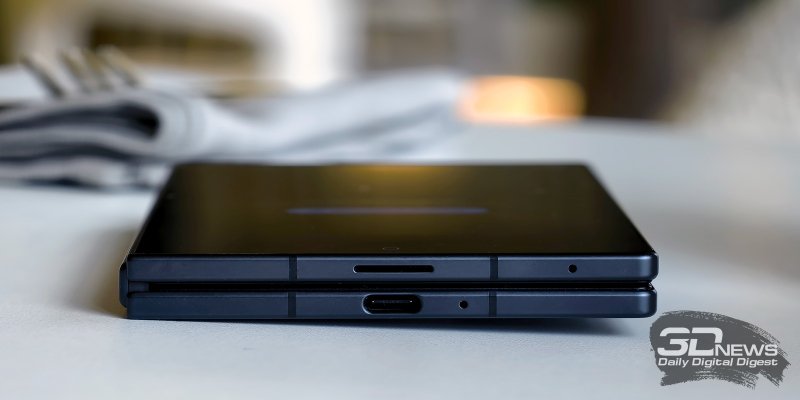  Samsung Galaxy Z Fold8, нижние грани в сложенном состоянии: второй динамик, микрофоны и порт USB Type-C 