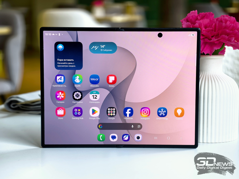  Samsung Galaxy Z Fold8, внутренняя поверхность занята полностью экраном, справа в верхней части находится фронтальная камера в индивидуальном отверстии 