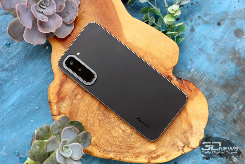  Infinix HOT 70, задняя панель: слева вверху &ndash; блок с двумя камерами (главная камера и вспомогательный модуль) и блоком Active Halo. Рядом &mdash; вспышка из одного светодиода 