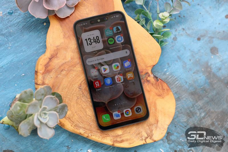  Infinix HOT 70, лицевая панель: в верхней части &ndash; фронтальная камера в индивидуальном отверстии и разговорный динамик под кромкой корпуса 