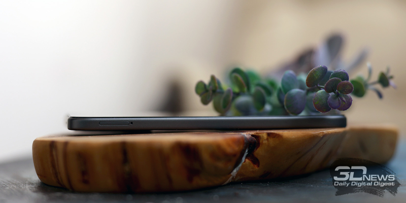  Infinix HOT 70, левая грань: слот для SIM-карт и карты памяти 