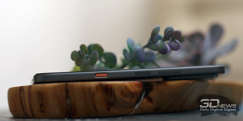  Infinix HOT 70, правая грань: клавиша питания с вмонтированным в нее сканером отпечатков и клавиша регулировки громкости/спуска затвора камеры. Ниже &mdash; выделенная цветом и фактурой функциональная клавиша 