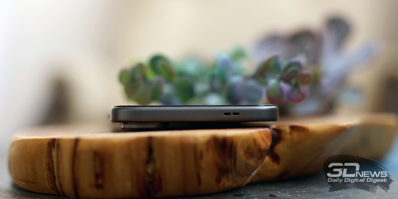  Infinix HOT 70, верхняя грань: прорези для вывода звука с разговорного динамика 