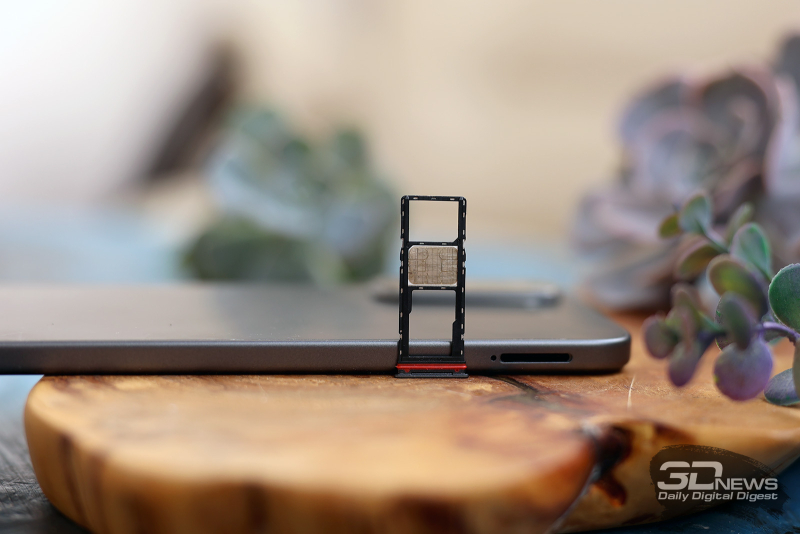  Infinix HOT 70, слот для двух карточек nano-SIM и карты памяти MicroSD 