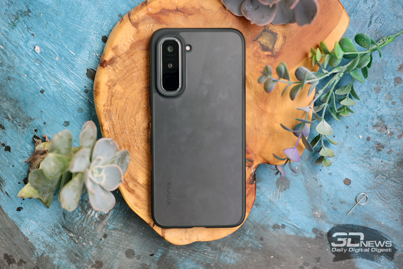  Infinix HOT 70 в комплектном чехле 