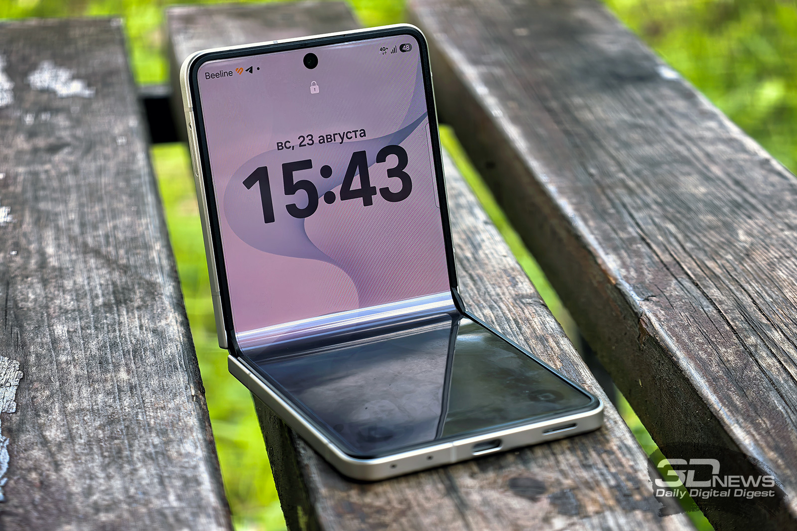 Обзор смартфона Samsung Galaxy Z Flip8: исчезающий вид?