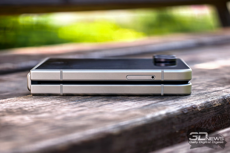  Левая грань Samsung Galaxy Z Flip8 в сложенном состоянии: слот для SIM-карты 