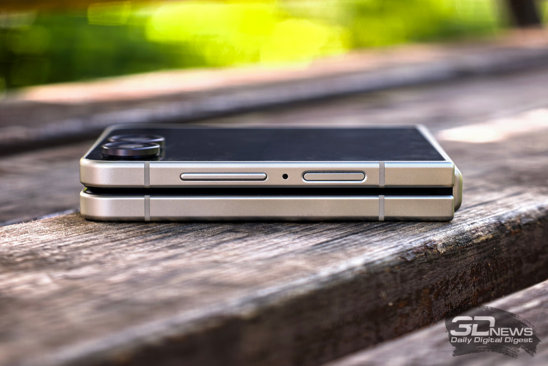  Правая грань Samsung Galaxy Z Flip7 в сложенном состоянии: клавиша регулировки громкости, клавиша питания со встроенным датчиком отпечатков и микрофон 