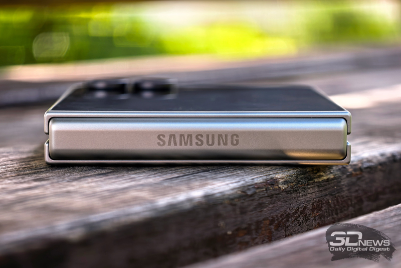 Samsung Galaxy Z Flip8 в сложенном состоянии, шарнир 