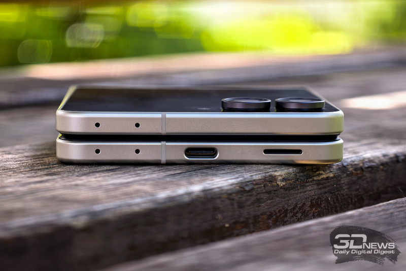  Samsung Galaxy Z Flip8 в сложенном состоянии: микрофоны, порт USB Type-C, динамик 