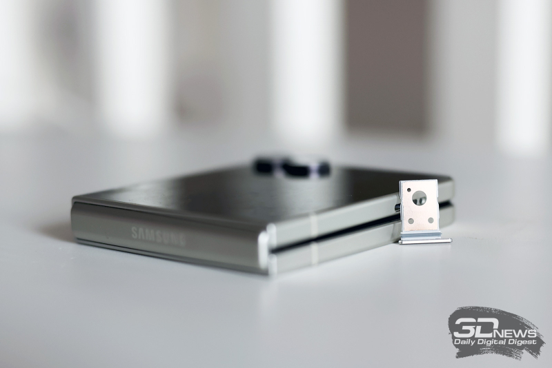  Samsung Galaxy Z Flip8, слот для одной карты nano-SIM 