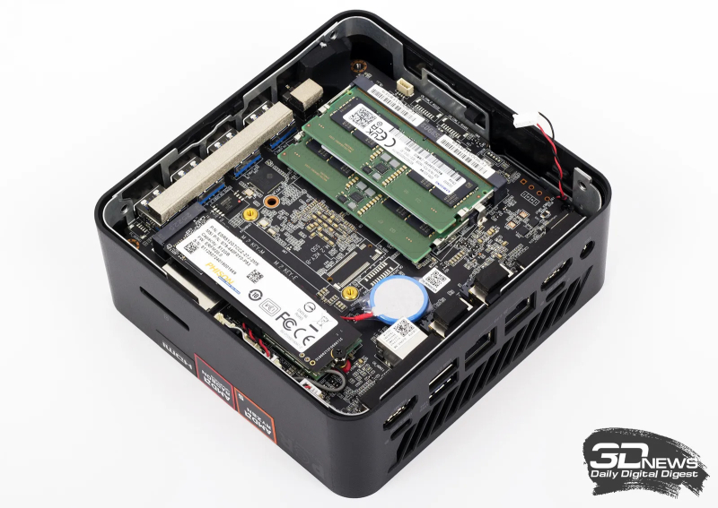  Пример внутреннего &laquo;убранства&raquo; MSI Cubi Z 8M. Из хорошего: мы можем установить в систему много оперативной памяти. Из плохого: для второго SSD места не нашлось 