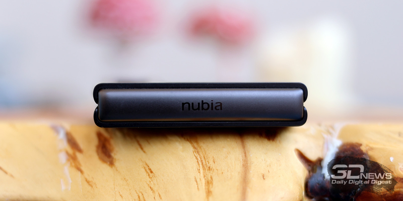  nubia Flip2 в сложенном состоянии, шарнир 