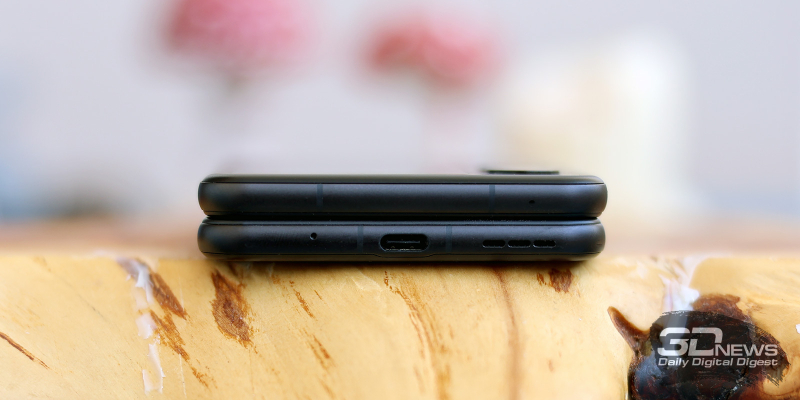  nubia Flip2 в сложенном состоянии: микрофоны, порт USB Type-C, динамик 
