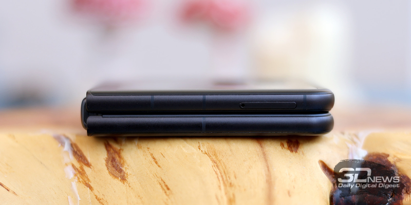  Левая грань nubia Flip2 в сложенном состоянии: слот для SIM-карты 