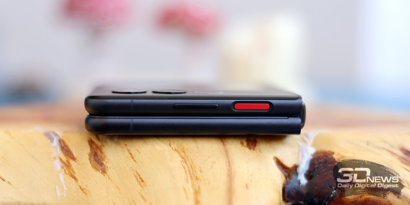  Правая грань nubia Flip2 в сложенном состоянии: клавиша регулировки громкости, клавиша питания со встроенным датчиком отпечатков 