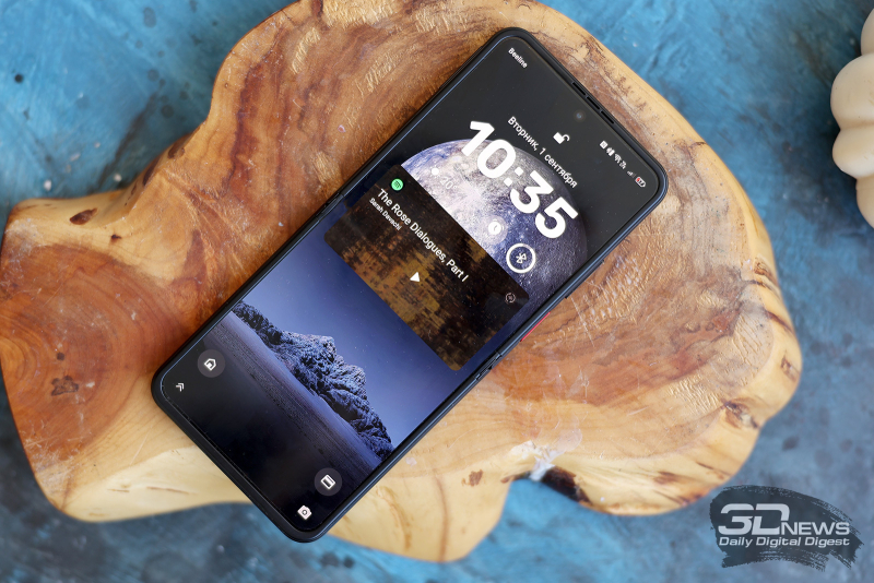  Внутренняя часть nubia Flip2: экран, фронтальная камера в отверстии по центру вверху, выше &ndash; разговорный динамик 