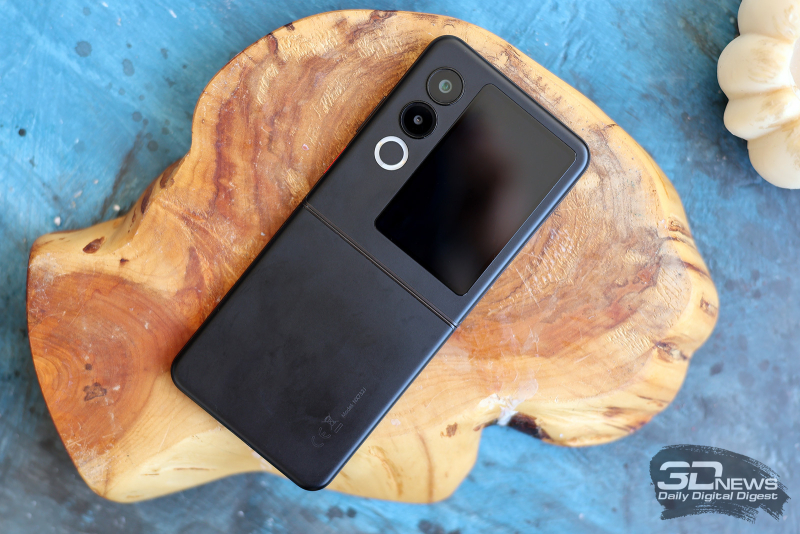  Внешняя часть nubia Flip2: на одной из створок &ndash; внешний экран, две камеры (одна из них &ndash; вспомогательный модуль) и кольцевая вспышка 