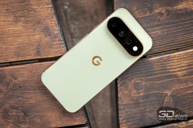  Google Pixel 11 Pro, задняя панель: в верхней части &mdash; плашка с тремя камерами, микрофоном, лазерным помощником автофокуса и вспышкой HiLight 