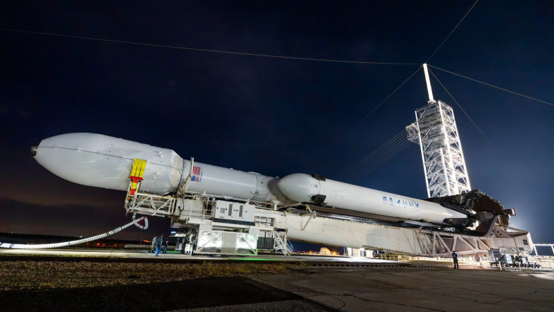  Ракета-носитель Falcon Heavy на стартовой площадке перед запуском космического телескопа. Фото SpaceX 